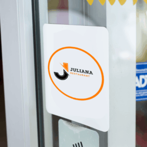 Logo du restaurant Juliana sur une porte en verre.