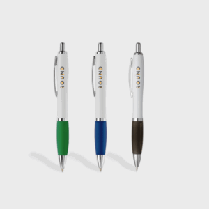 Trois stylos à bille colorés alignés