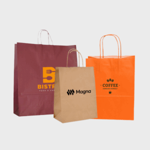 Trois sacs en papier personnalisés avec logos.