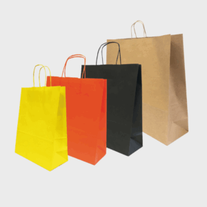 Quatre sacs en papier colorés de tailles variées.