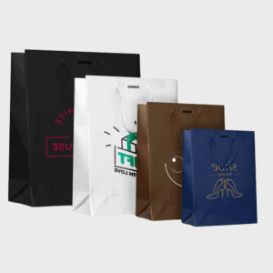 Quatre sacs cadeaux colorés empilés