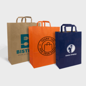 Trois sacs en papier personnalisés colorés.