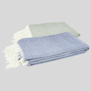 Plaids tissés bleus et verts avec franges blanches.