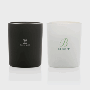 Deux bougies noires et blanches avec logos.