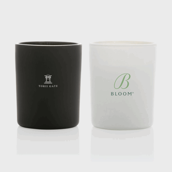 Deux bougies noires et blanches avec logos.