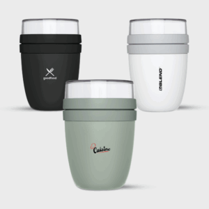 Gobelets réutilisables en trois couleurs différentes.