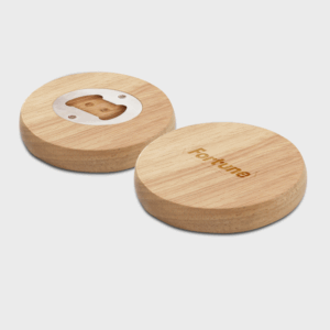 Dessous de verre en bois avec ouvre-bouteille intégré.