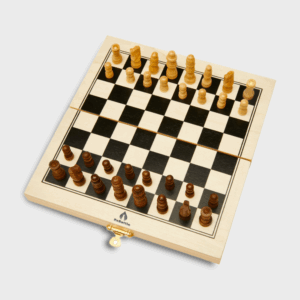 Échiquier en bois avec pièces de jeu en place.