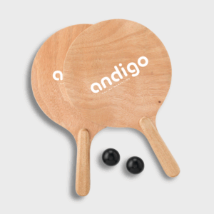 Raquettes en bois avec balles noires, logo andigo.