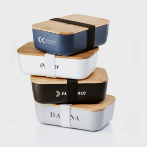 Boîtes bento empilées avec couvercles en bois.