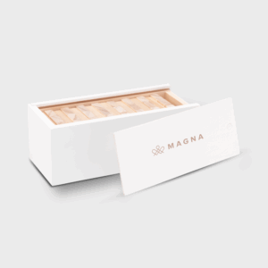 Boîte blanche ouverte avec couvercle et logo MAGNA.