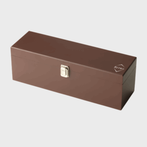Boîte rectangulaire marron avec serrure métallique.