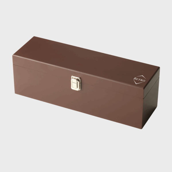 Boîte rectangulaire marron avec serrure métallique.