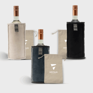 Bouteilles de vin avec pochettes isothermes et sacs.