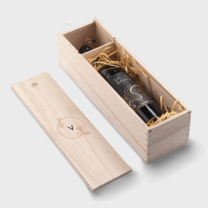 Coffret en bois avec bouteille de vin élégante.