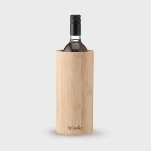 Bouteille de vin dans support en bois.
