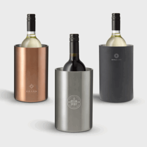 Trois refroidisseurs de vin en métal avec bouteilles.