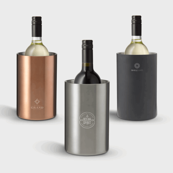 Trois refroidisseurs de vin en métal avec bouteilles.