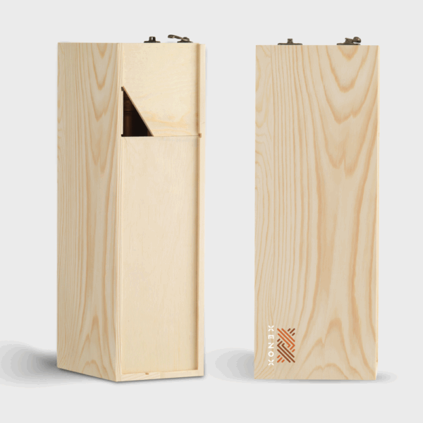 Boîte en bois avec logo sur le devant.