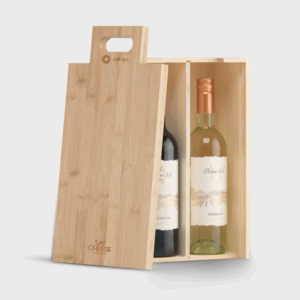 Coffret en bois avec deux bouteilles de vin.