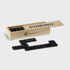 Boîte de dominos en bois, pièces noires en jeu.