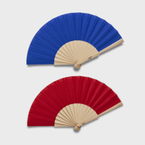 Éventails pliants bleu et rouge sur fond blanc.