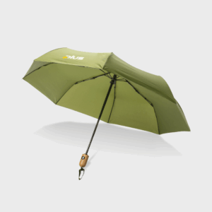 Parapluie vert ouvert avec manche en bois.