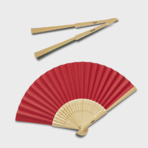 Éventail rouge et baguettes en bois japonais.