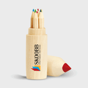 Crayons en bois avec logo coloré.