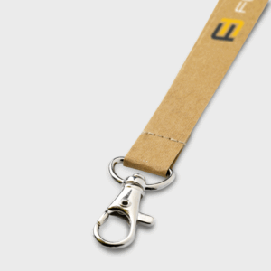 Lanière beige avec attache métallique.