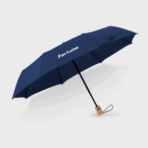 Parapluie bleu Fortune avec poignée en bois.