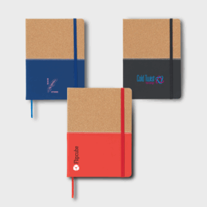 Trois carnets colorés avec bandes élastiques.