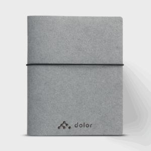 Carnet gris avec élastique noir et logo Dolor.