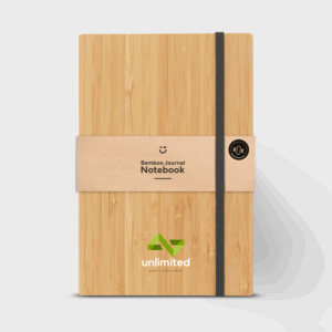 Carnet journal en bambou avec bande élastique noire.