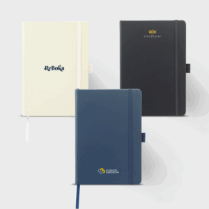 Trois carnets en cuir de différentes couleurs.
