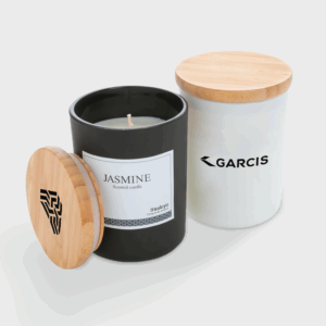 Bougies parfumées en pots avec couvercles en bois.