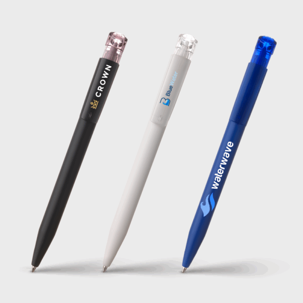 Trois stylos bille colorés sur fond blanc.