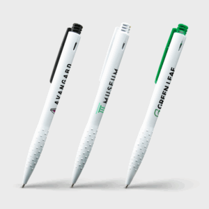 Trois stylos promotionnels blancs avec logos personnalisés.