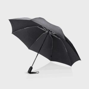 Parapluie noir ouvert sur fond blanc.