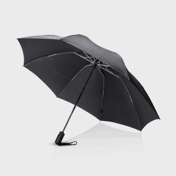 Parapluie noir ouvert sur fond blanc.