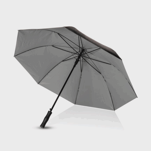 Parapluie gris ouvert sur fond blanc.