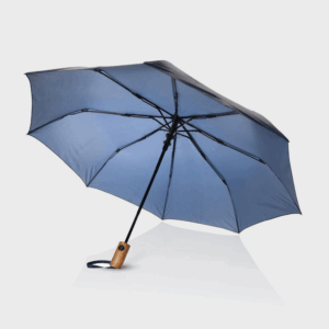 Parapluie bleu ouvert avec poignée en bois.