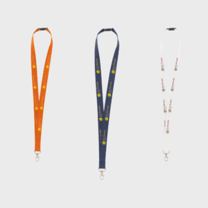 Trois lanyards colorés avec attaches métalliques.