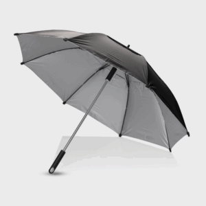 Parapluie noir ouvert avec doublure grise.