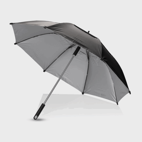 Parapluie noir ouvert avec doublure grise.