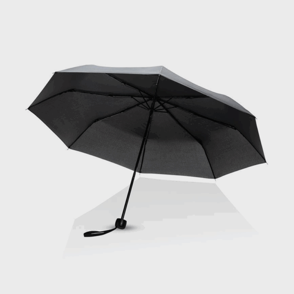 Parapluie noir ouvert sur fond blanc.