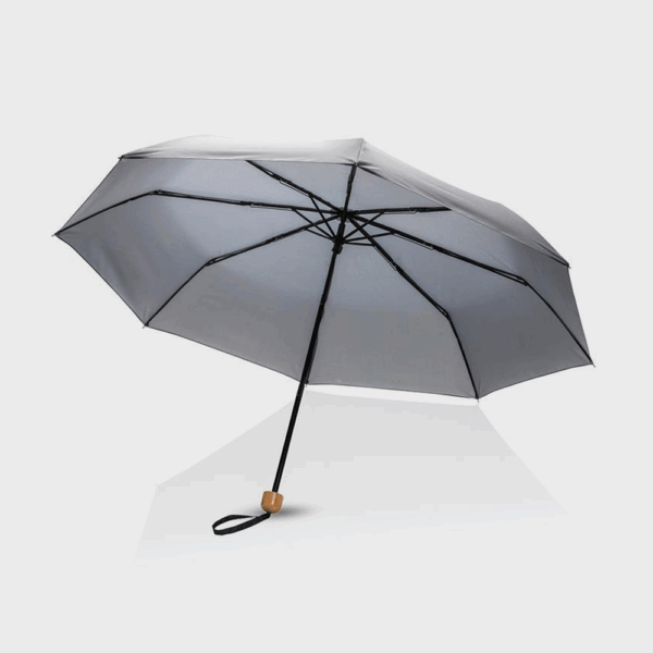 Parapluie gris ouvert isolé sur fond blanc.
