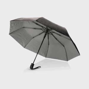 Parapluie noir et gris ouvert sur fond blanc.