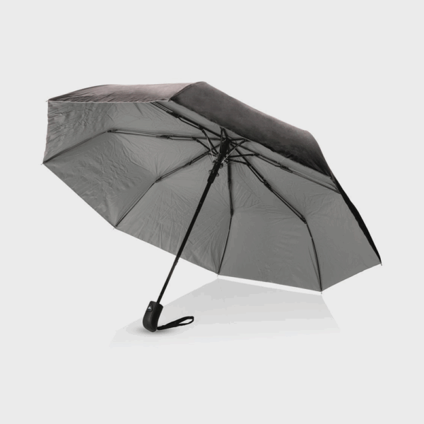 Parapluie noir et gris ouvert sur fond blanc.