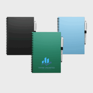 Carnets spirale avec stylos, trois couleurs différentes.